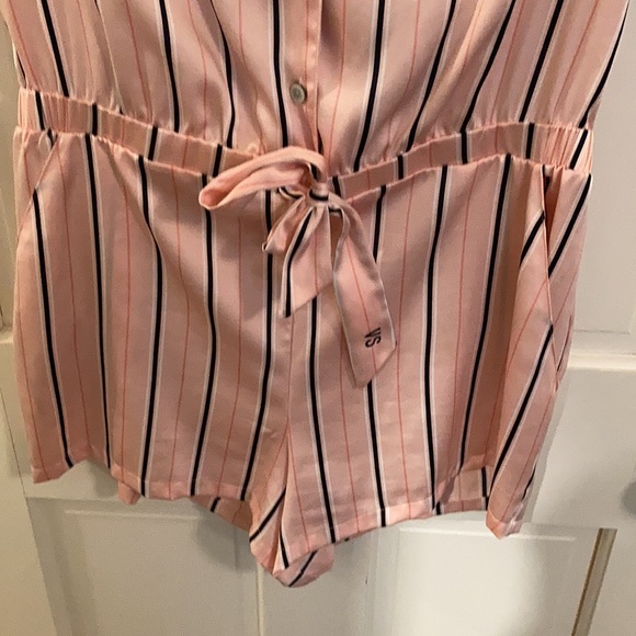 VS Lounge/Sleeping Romper - Picture 4 of 5